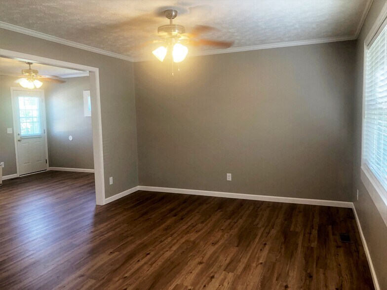 Living room/dining room - 1808 Mikonda Dr