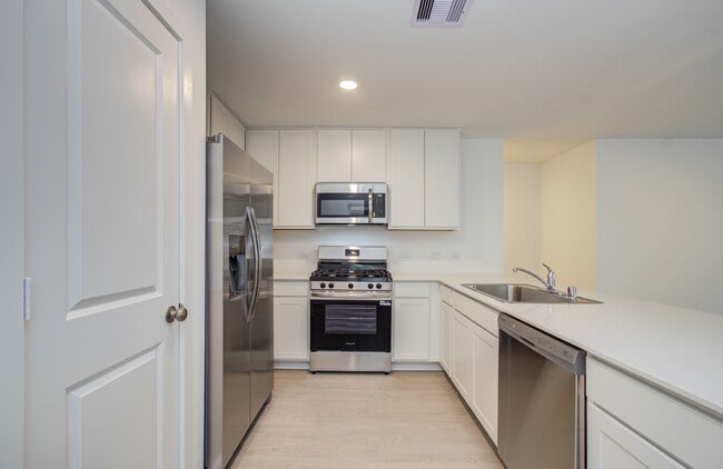 Building Photo - 25364 Carnation Ct
