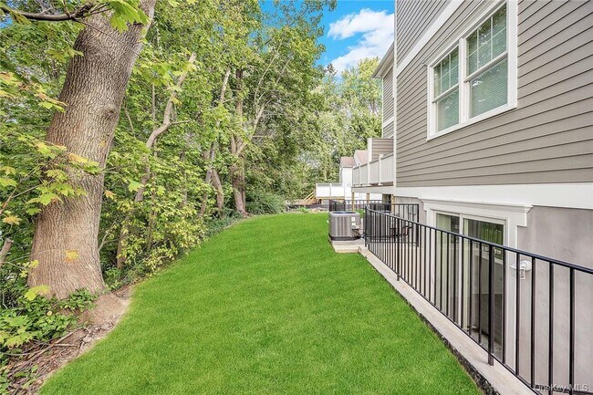 Building Photo - 233 Lincoln Ave