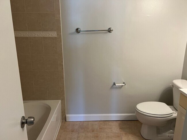 Building Photo - Renovated End-Unit Townhome