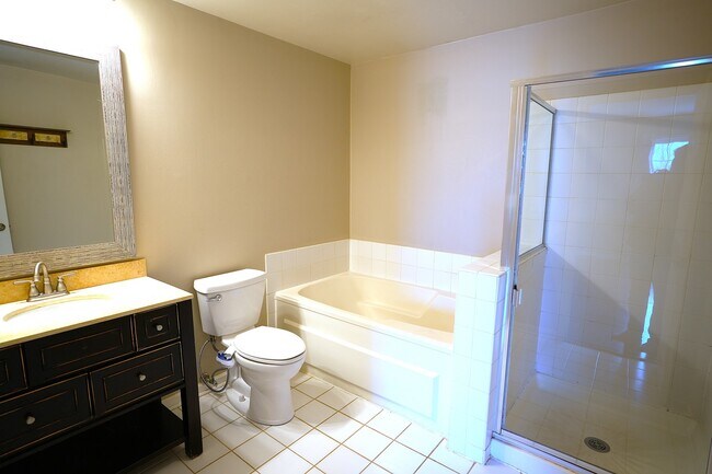 Building Photo - 1051 Park Hill Cir