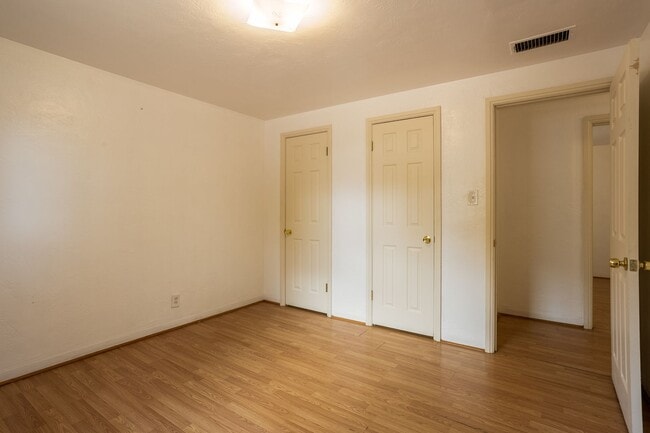 Building Photo - Centrally Located 3 Bedroom 1 Bathroom In ...