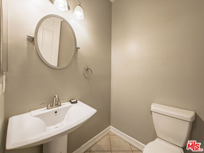 Building Photo - 5237 Willowcrest Ave