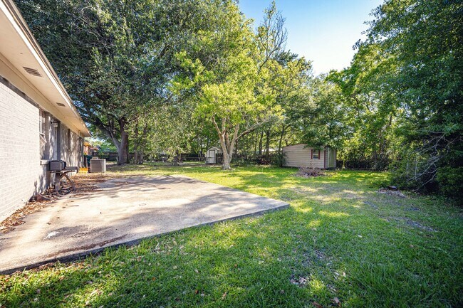 Building Photo - 5612 Rose Dr