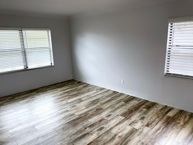 Building Photo - Spacious 2 bedroom condo