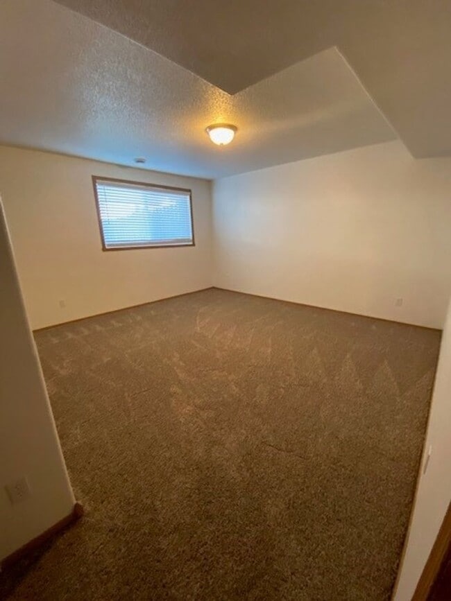 Building Photo - Comfortable 4 Bedroom with Garage & Fenced Yard for Rent!