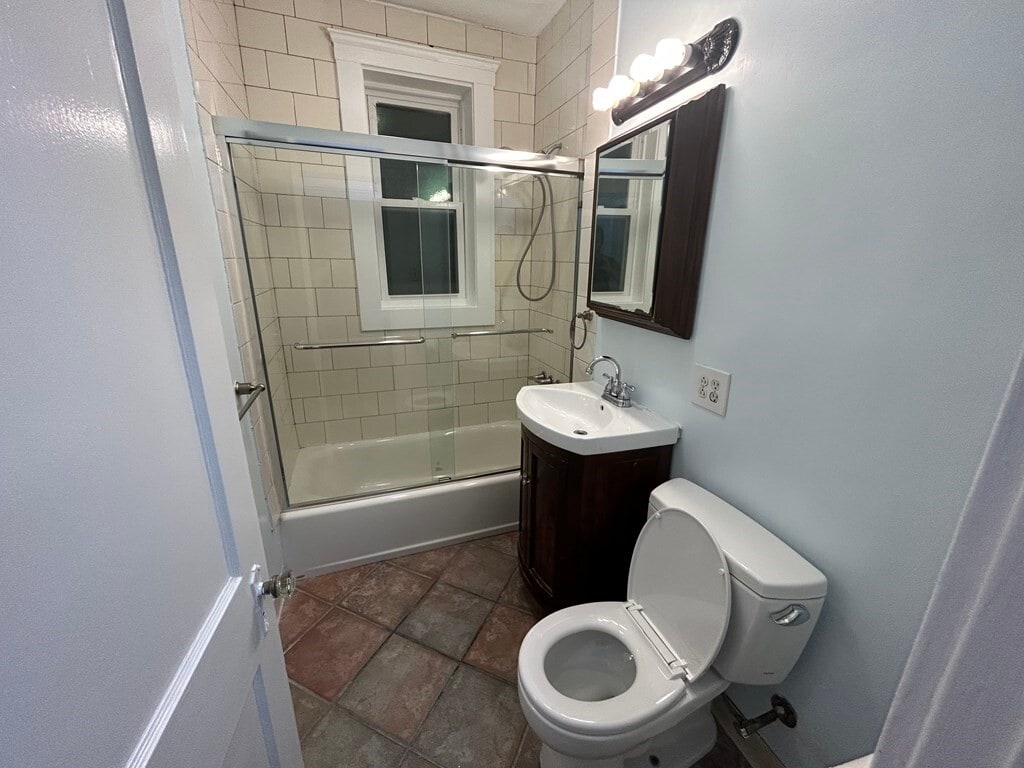 Building Photo - 93 Chester St