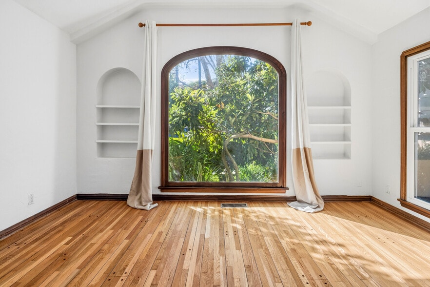 Building Photo - 166 N Arnaz Dr