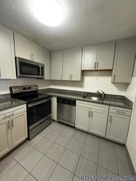 Building Photo - 24 Whites Ave