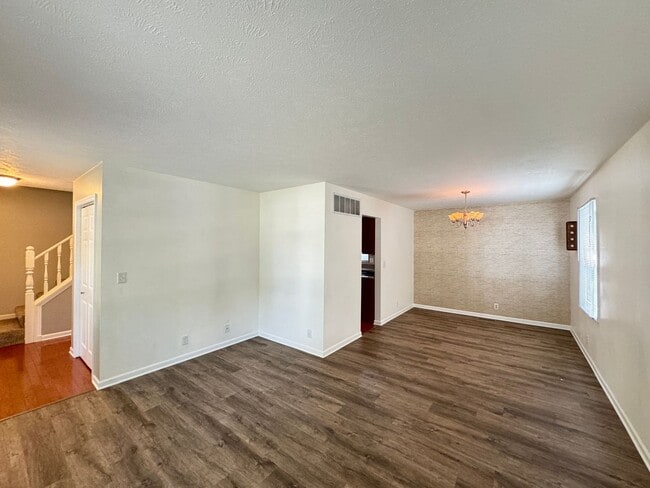 Building Photo - Immaculate 4 bed home in Bloomington