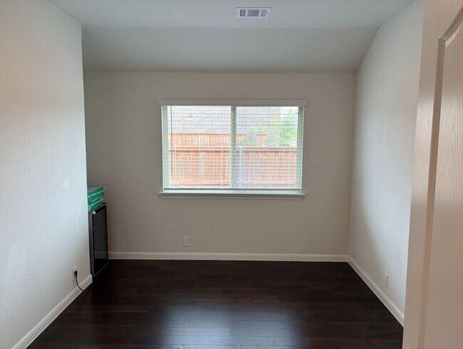 Building Photo - 3811 Thomas Plns Dr