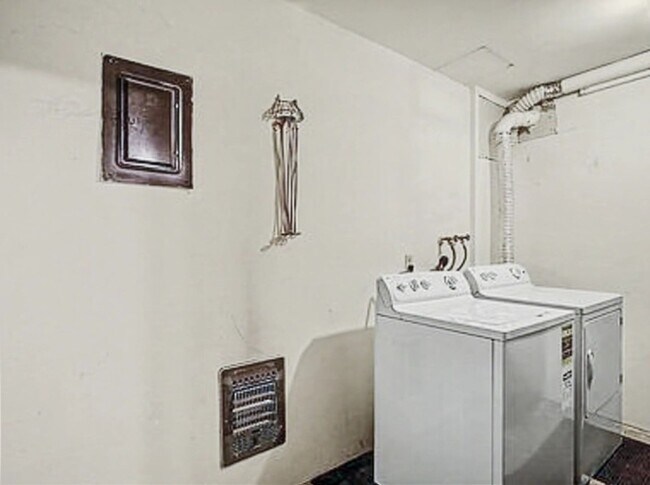Building Photo - 3213 21st Ave W