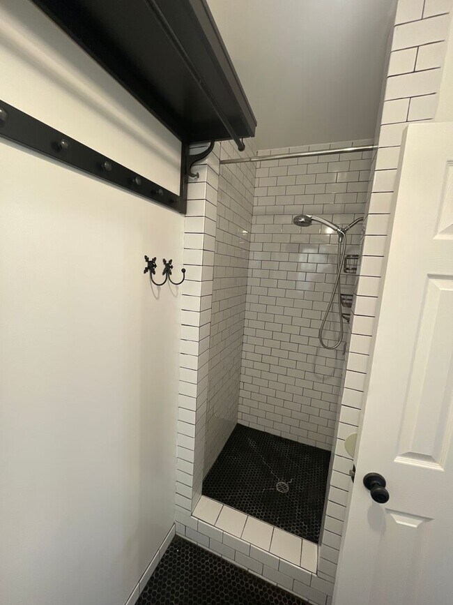 Building Photo - BEAUTIFUL KTOWN 1BR JUST BECOMING AVAILABLE!!