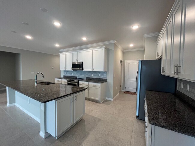 Building Photo - Like-New Lakefront Home in Sawmill Creek