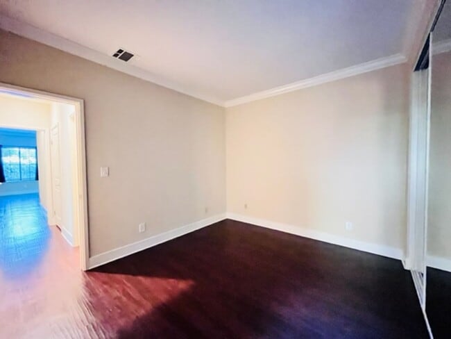 Building Photo - Beautiful, Lower-Level 2BD/2BA, Corner Con...