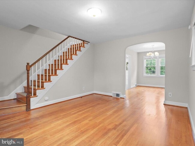 Building Photo - 426 E Nelson Ave