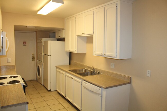 Building Photo - "Chic 2-Bed Condo Oasis with Spacious 1152...