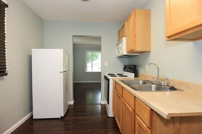 Building Photo - 2 Bedroom Home By Highland Park!