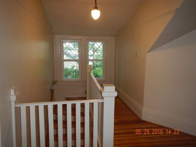 Building Photo - Available 6/1/25 Charming Two Story Single...