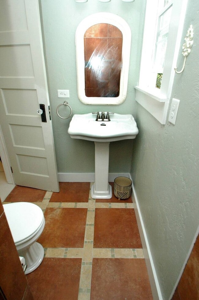 Building Photo - Looking for a lovely home that is fully furnished!