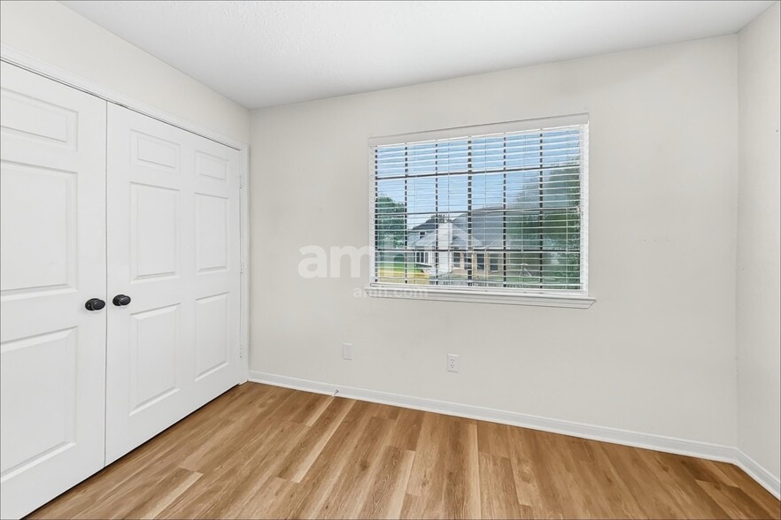Building Photo - 10917 Spruce Dr N