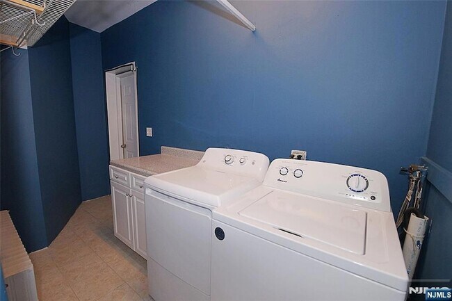 Building Photo - 510 Undercliff Ave