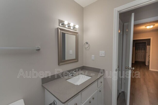 Building Photo - 1546 Hamilton Dr