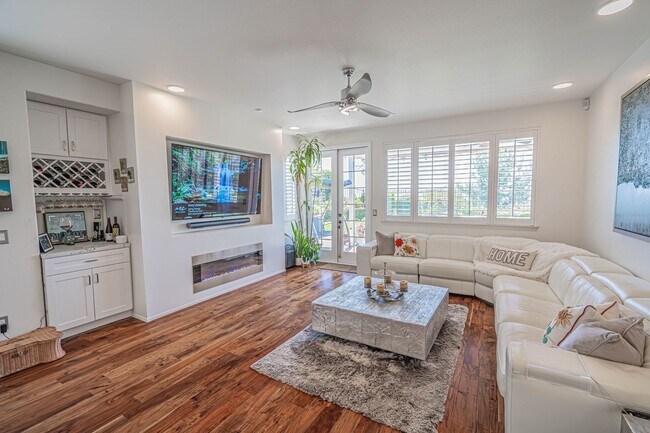 Building Photo - Expansive 5-Bedroom Home with Spa & Solar ...