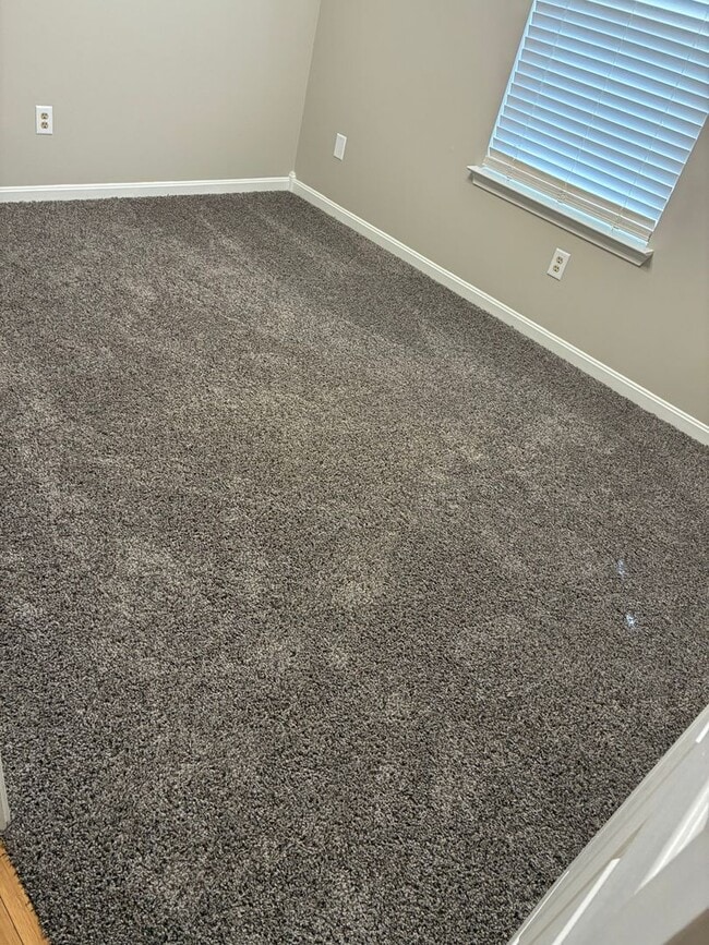 Building Photo - **NEW PRICE**   **New Paint**   **New Carpet**  Ready for YOU!!