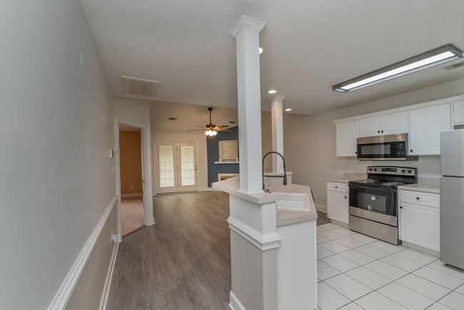 Building Photo - $1750 - Updated 3 bed/3 bath house conveniently located near Doctor's Hospital!