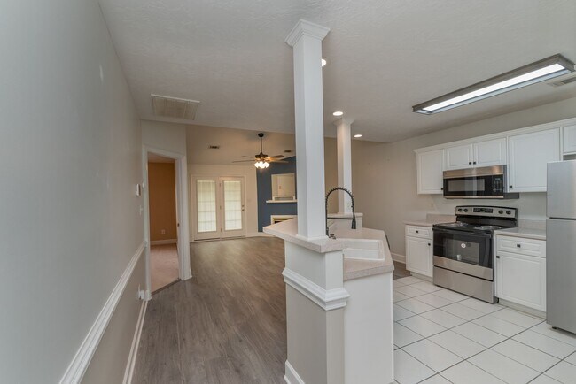 Building Photo - A Smart Home with Room to Roam conveniently located near Doctor's Hospital!