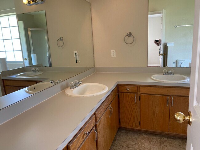 Building Photo - 3 Bed 2 Bath - close to city trail