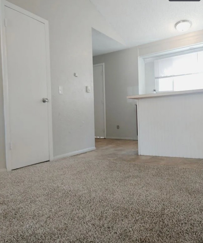 Building Photo - 2 Bed, 1 Bath Duplex