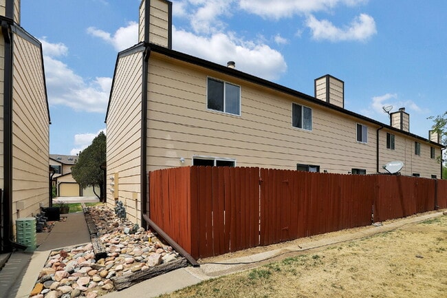 Building Photo - Fully Remodeled End-Unit Townhome Near Pet...