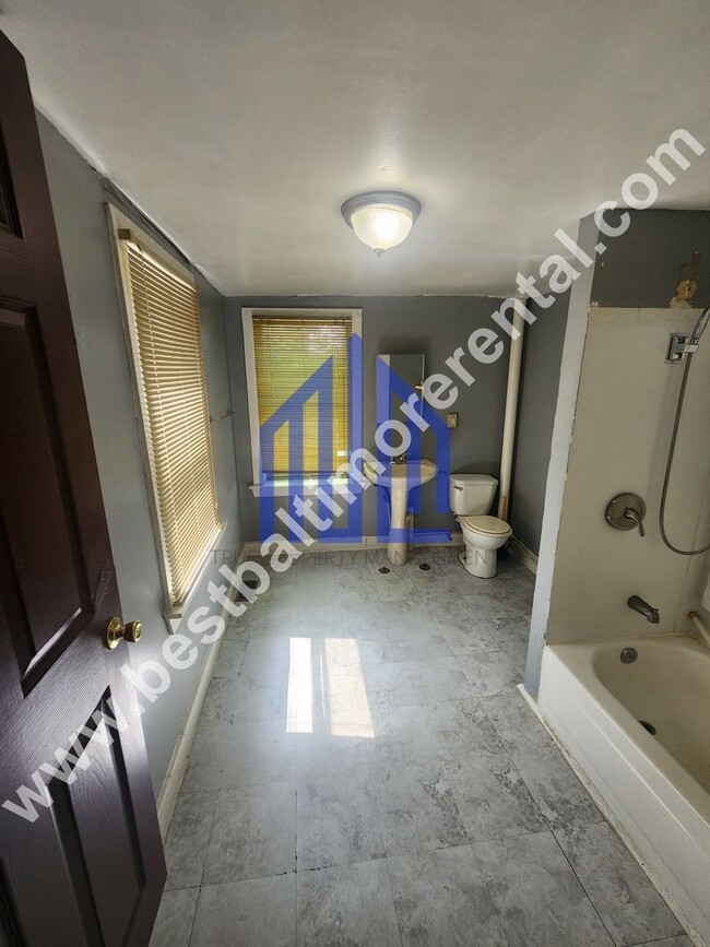 Building Photo - 2 Bedroom Home Available in West Baltimore