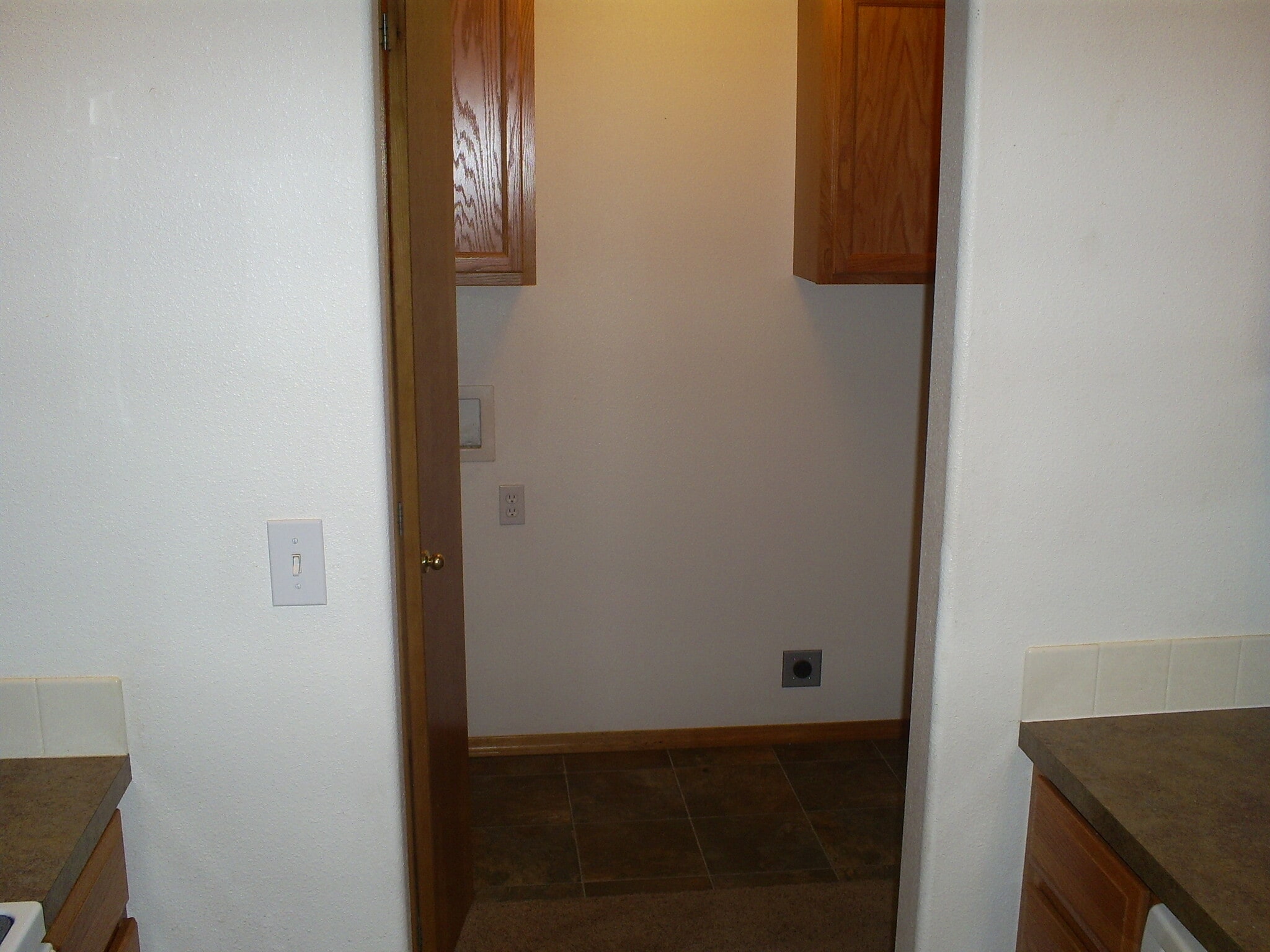 laundry hookups we can rent washer and dryer if to you if you are interested but they unit doesn't come with them - 1914 Sunset Dr