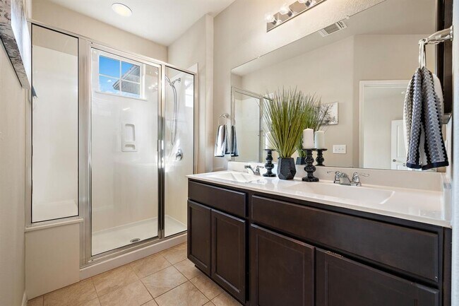 Building Photo - 2880 Donnell Dr