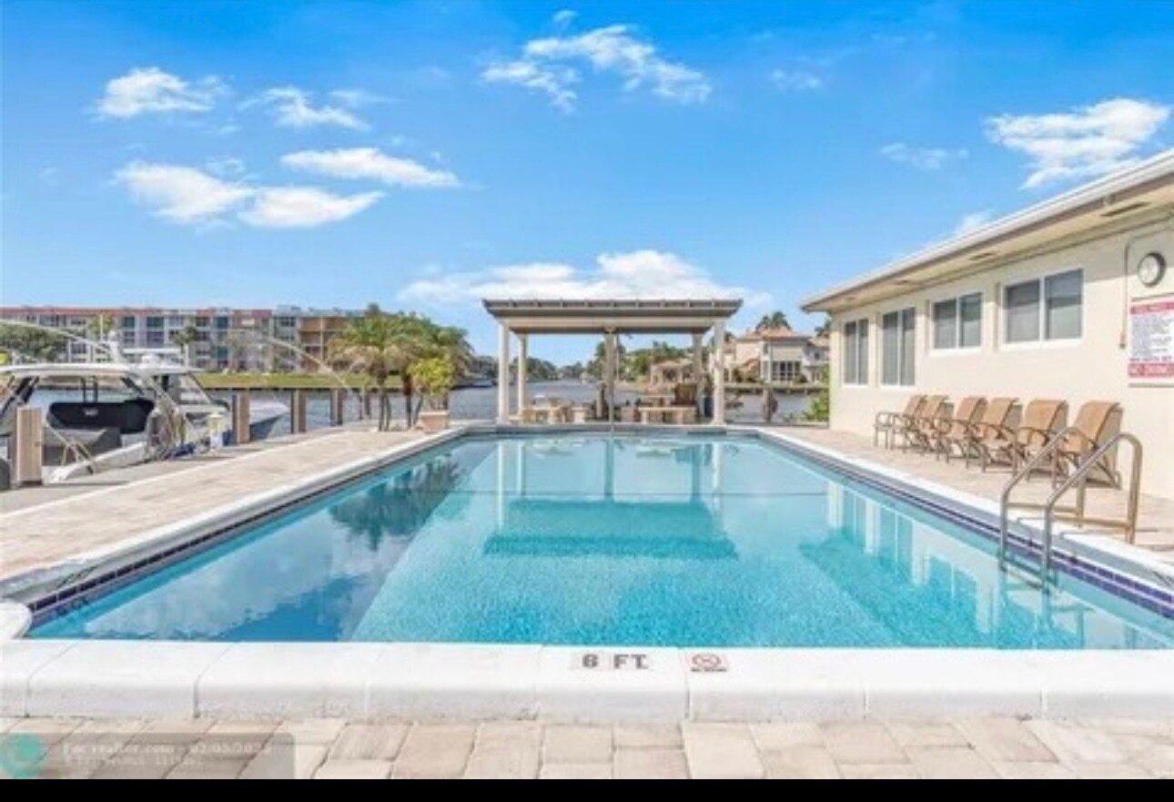 Building Photo - 1160 Hillsboro Mile