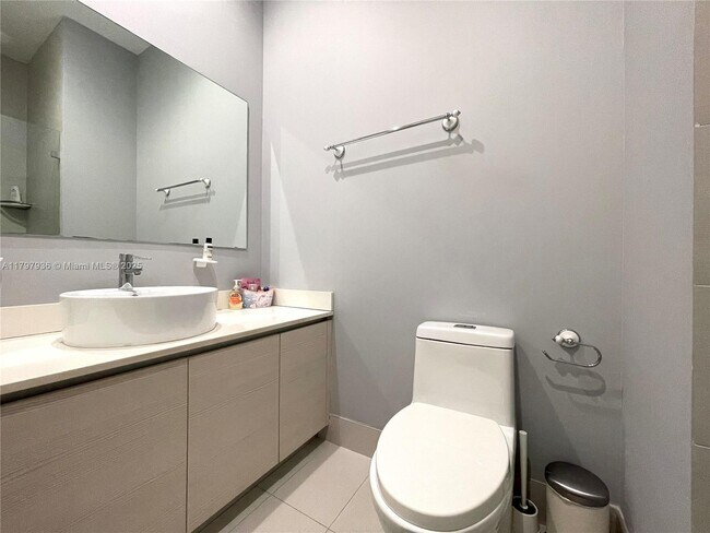 Building Photo - 2600 E Hallandale Beach Blvd