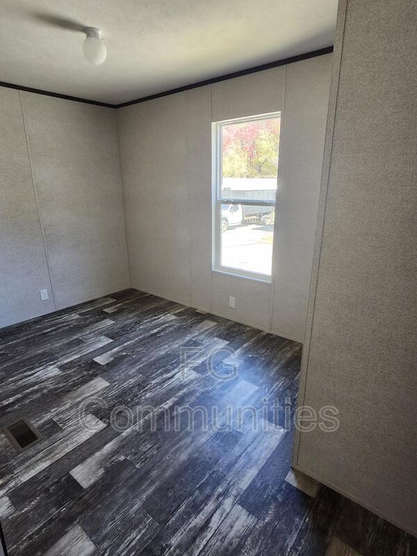 Building Photo - 711 Leasburg Rd