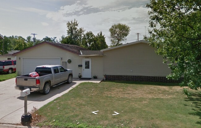 Building Photo - 619 8th St