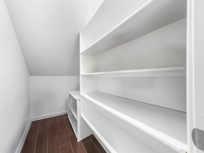 Building Photo - 13800 Lyndhurst St