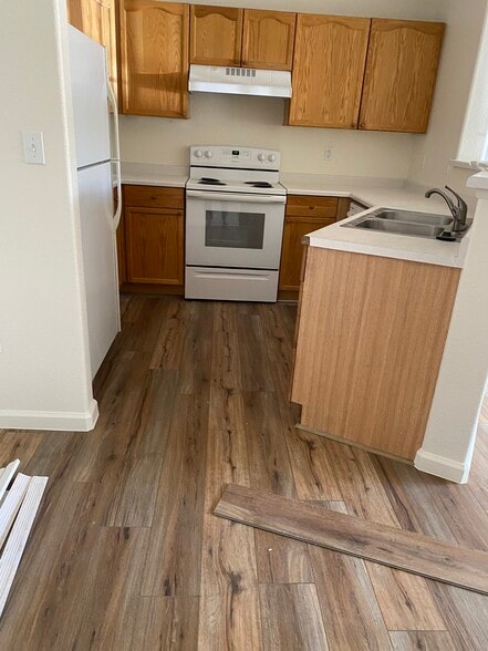 Kitchen - 7498 S Alkire St