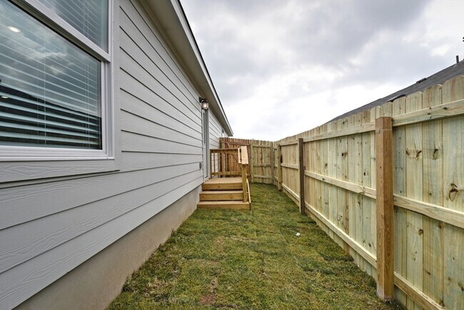 Building Photo - NEAR GOLF COURSE  |  3 BEDROOMS  |  2 BATH...