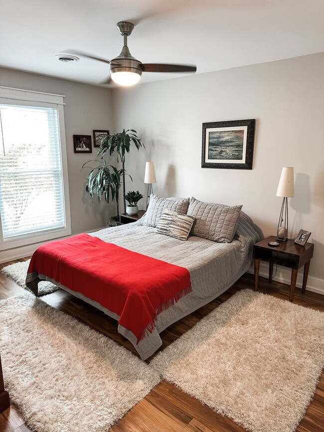 Building Photo - Lovely furnished 3 bedroom 2 bath home in ...