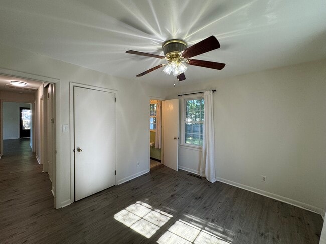 Building Photo - 20 Lenora Dr