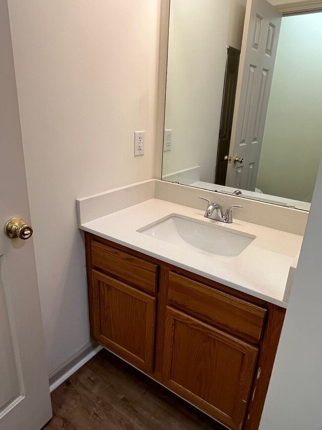 Building Photo - Refreshed 2 Bed Townhome in South Charlott...