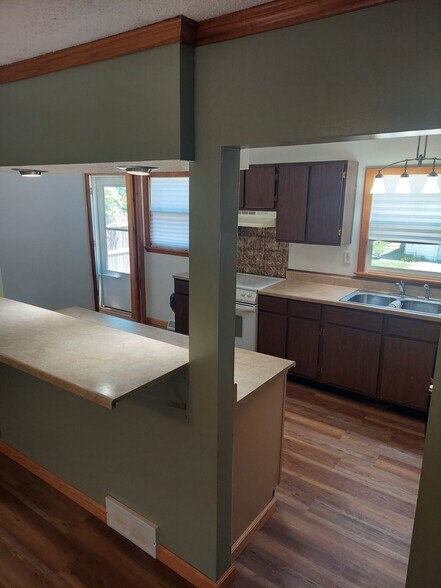 Building Photo - 827 Fairyland Ave