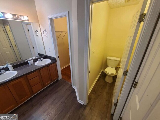 Building Photo - 5450 Twin Lakes Dr