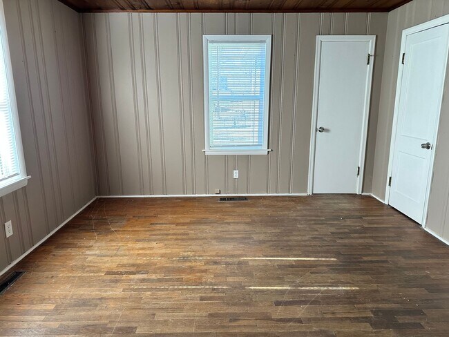 Building Photo - 2 Bedroom 1 Bath walking distance to downtown in Amazing Neighborhood